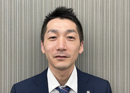 大沼 哲
・東京都大田区生まれ、松戸市・足立区育ち。
・趣味はサッカー！体を動かすことが大好き。
・不動産業界歴10年以上、住宅ローンにも詳しい頼れる存在。
・自身の家探しで苦労した経験から、お客様には「安心」と「満足」を最優先にサポート。
・休日は子どもとショッピングモールや公園でリフレッシュ。
・生まれ変わったら「豊臣秀吉」に！？チャレンジ精神旺盛！