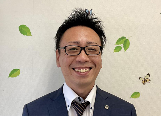 後藤 正哉
・八潮市生まれ、草加市育ち、足立区在住（草加市が好き！）。
・趣味はギター、スノーボード、そして猫が大好き。
・震災を機に「家を持つこと」の大切さを実感、家族を守るための持ち家の意義を大切に。
・不動産の良い点・悪い点をわかりやすく説明し、お客様に納得していただけるサポートを提供。
・生まれ変わったら猫に！自由で快適な生活に憧れています。