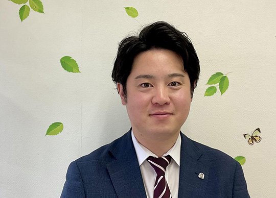 郡司 正志
・栃木県野木町生まれ、足立区在住の二児のパパ。
・趣味は料理、映画鑑賞、サッカー観戦、旅行、特技はサッカーと料理。
・不動産購入経験を活かし、お客様と信頼関係を築きながらサポート。
・住宅ローンや住み替えの不安も一緒に解決！物件探しから引越し後まで全力でお手伝い。
・休日は家族とまったり過ごし、料理を振る舞ったりプチ旅行へ。
・ストレス発散はコストコで爆買い（笑）。
・生まれ変わったら鴨頭嘉人さんに！