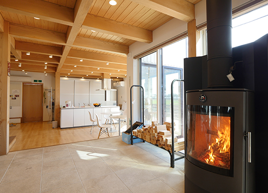 この暖炉は、廃材を薪として使用することにより、環境にも配慮しています。 建築・営業を一貫で行う当社ならではの取り組みです！