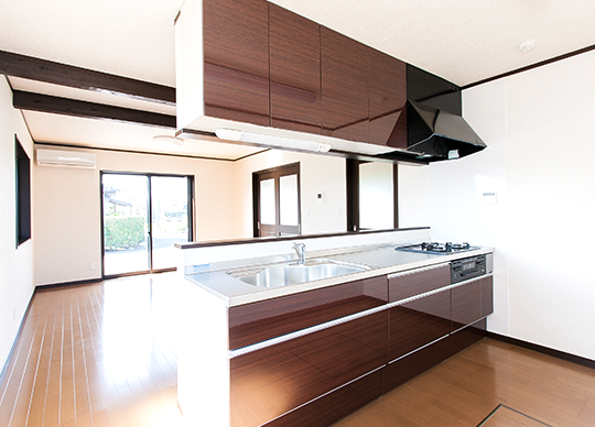 活用されなくなった空き家や中古住宅を買い取り再生します。