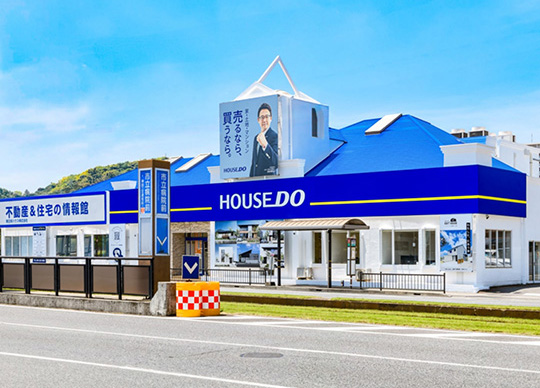 本店 市立病院前駅から徒歩1分、南日本ハウスの本店です。スタッフ数も全店舗の中で一番豊富で、店内には大きなショールームもあります。