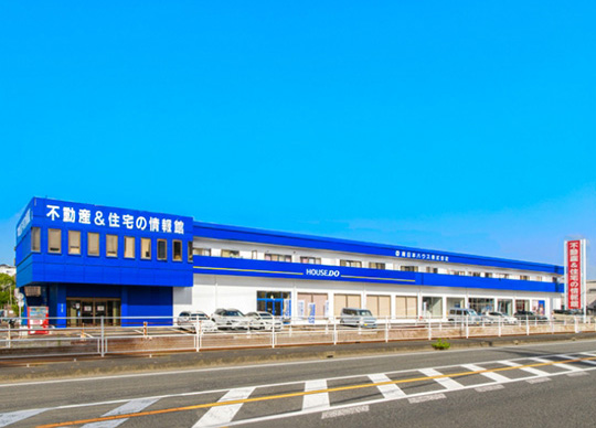 谷山店 鹿児島市電の上塩屋駅から徒歩1分の場所にある店舗です。住宅設備を見ていただけるスペースもあり、実物を見ながら相談を受けさせていただくことが可能です。