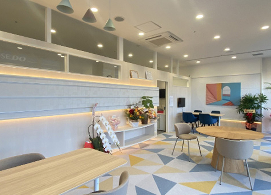 ご来店いただいたお客様がゆっくりとお話しできるよう店舗の環境を整えております。