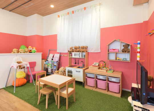 小さなお子さま連れのお客様にも落ち着いてご相談いただけるよう、
商談スペースのすぐそばにキッズスペースをご用意しています。