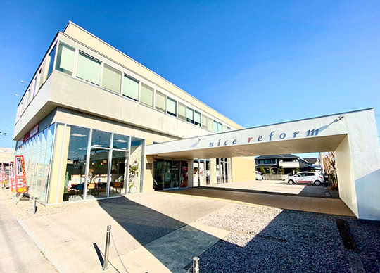 徳島市北沖洲に位置する明るく開放的なプラスナイス徳島中央店。18台分の駐車場を完備し、お気軽にご来店いただけます。